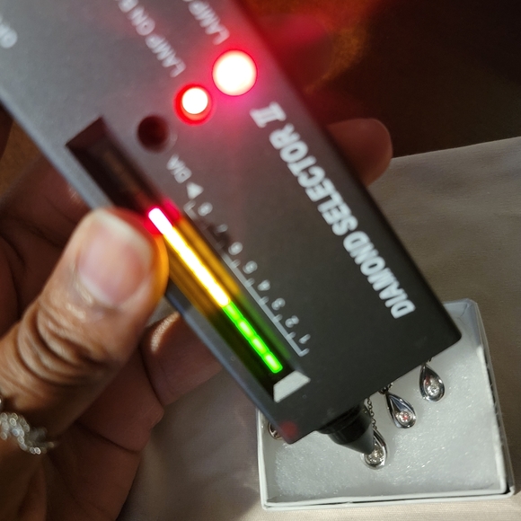 Diamond teardrop pendant and 2 sets of earrings - Picture 5 of 12